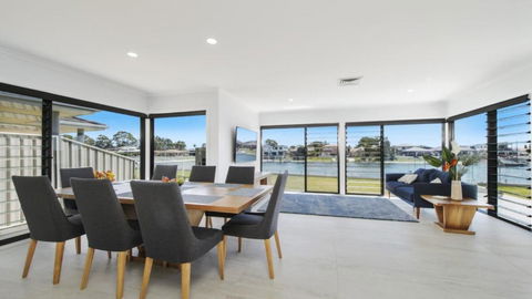 FLOATING ON THE CANALS - 80 COMMODORE CRES - Kempsey Accommodation 1