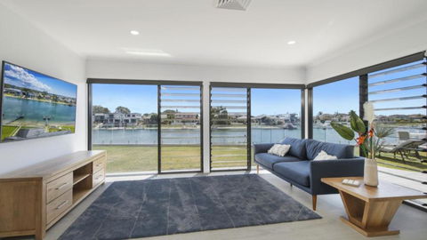 FLOATING ON THE CANALS - 80 COMMODORE CRES - Kempsey Accommodation 2
