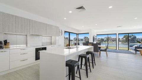 FLOATING ON THE CANALS - 80 COMMODORE CRES - Kempsey Accommodation 4