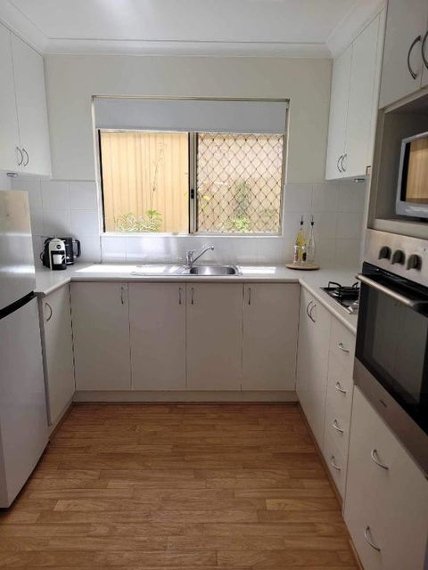 G&R Beach Cottage - Kempsey Accommodation 4