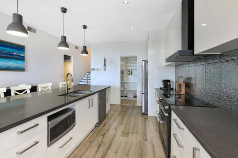 GEORGE8- THE ULTIMATE, FAMILY BEACH HOUSE! - Kempsey Accommodation 4