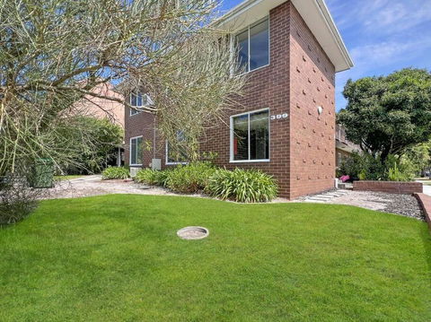 Ground Floor One Bedroom Apartment In Elsternwick - Kempsey Accommodation 0