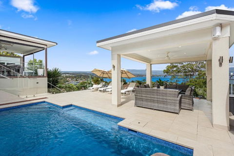 HEATed Pool, Lake & Beach, Luxury 5 B/R House - Kempsey Accommodation 0