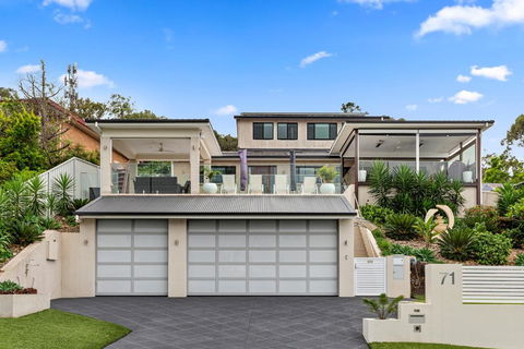 HEATed Pool, Lake & Beach, Luxury 5 B/R House - Kempsey Accommodation 3