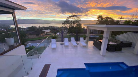 HEATed Pool, Lake & Beach, Luxury 5 B/R House - Kempsey Accommodation 1