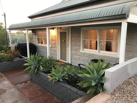 HILLSIDE HAVEN CHARMING C1920 COTTAGE Pet Friendly Sleeps 1 - 6 - Kempsey Accommodation 2
