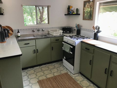 HILLSIDE HAVEN CHARMING C1920 COTTAGE Pet Friendly Sleeps 1 - 6 - Kempsey Accommodation 3