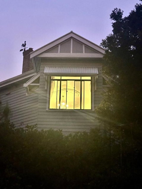 Hilltop Cottage - Kempsey Accommodation 3