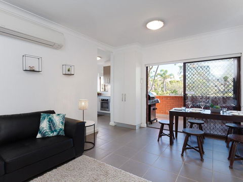 Amanda Court 2/1 Weatherly Cl - Renovated Unit With Aircon, Wifi And Close To The Beach - Kempsey Accommodation 2