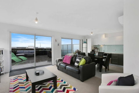 APOLLO 13 PENTHOUSE - Free Wifi & Huge Terrace! - Kempsey Accommodation 0