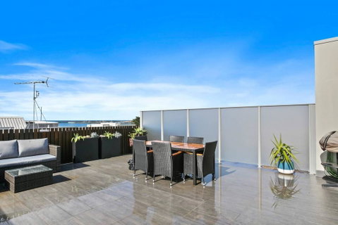 APOLLO 13 PENTHOUSE - Free Wifi & Huge Terrace! - Kempsey Accommodation 3