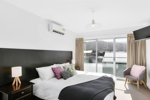 APOLLO 13 STUDIO - Free Wifi, Opposite Beach! - Kempsey Accommodation 0