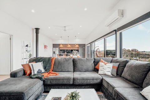 Luxurious Hobart Holiday Home With Stunning Bay Views - Affordable, Family-Friendly, And Stylish - Kempsey Accommodation 0