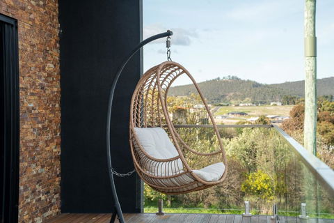 Luxurious Hobart Holiday Home With Stunning Bay Views - Affordable, Family-Friendly, And Stylish - Kempsey Accommodation 1