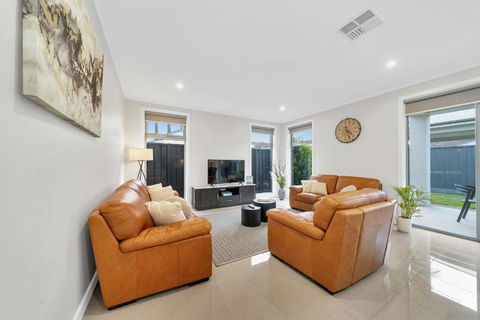 Luxury On City Fringe In Klemzig By Elegant Stays - Kempsey Accommodation 3