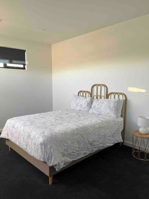 Luxury On The Lake - Kempsey Accommodation 3