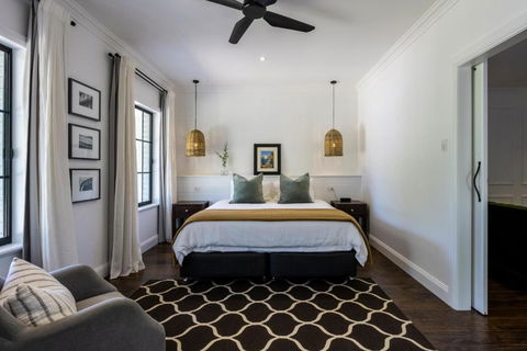 MAIN STREET RETREAT - King BRs, Comp Minibar, Breakfast Prov, Fireplaces - Kempsey Accommodation 1