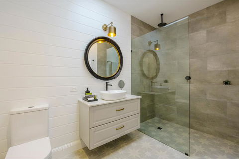 MAIN STREET RETREAT - King BRs, Comp Minibar, Breakfast Prov, Fireplaces - Kempsey Accommodation 2