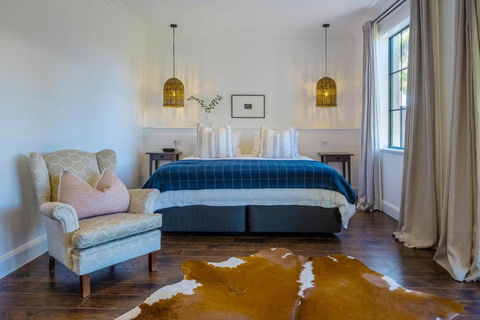 MAIN STREET RETREAT - King BRs, Comp Minibar, Breakfast Prov, Fireplaces - Kempsey Accommodation 0