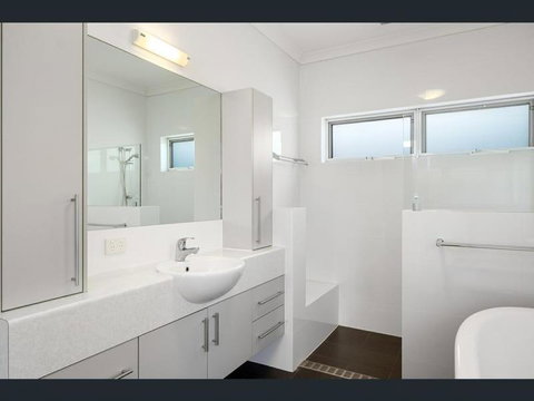Maison De Samy Entire Swan River Bliss Australia - Kempsey Accommodation 3