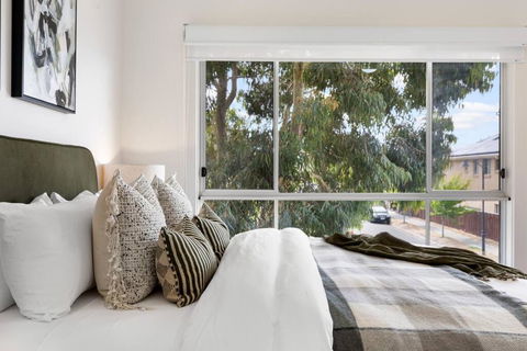 Mawson Lakes Retreat - 3BR, Wifi, Parking - Kempsey Accommodation 2