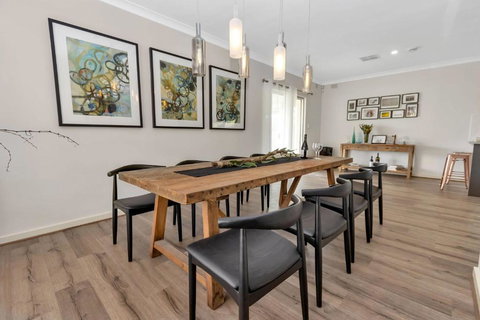 Mid Century 4 Bedroom Getaway In Barossa Vineyard - Kempsey Accommodation 2