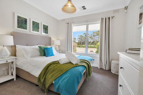 Mid Century 4 Bedroom Getaway In Barossa Vineyard - Kempsey Accommodation 1