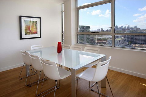 Moore To See - Modern And Spacious 3BR Zetland Apartment With Views Over Moore Park - Kempsey Accommodation 1