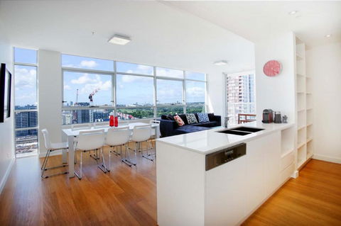 Moore To See - Modern And Spacious 3BR Zetland Apartment With Views Over Moore Park - Kempsey Accommodation 3