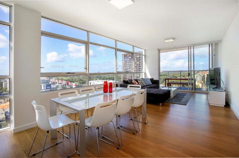 Moore To See - Modern And Spacious 3BR Zetland Apartment With Views Over Moore Park - Kempsey Accommodation 0