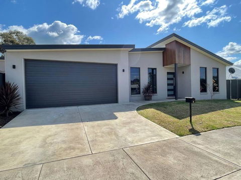 Modern Home Away From Home - Kempsey Accommodation 0