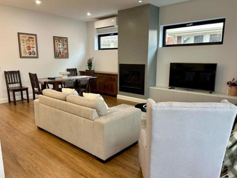 Modern Home - Gr8 4 Groups - Kempsey Accommodation 0