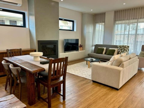 Modern Home - Gr8 4 Groups - Kempsey Accommodation 3