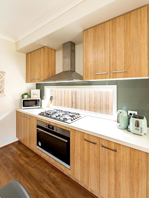 Modern Homely House In Clyde - Kempsey Accommodation 3