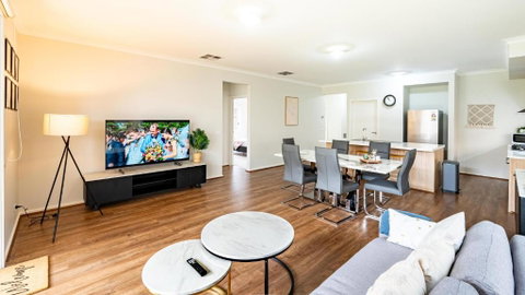 Modern Homely House In Clyde - Kempsey Accommodation 1