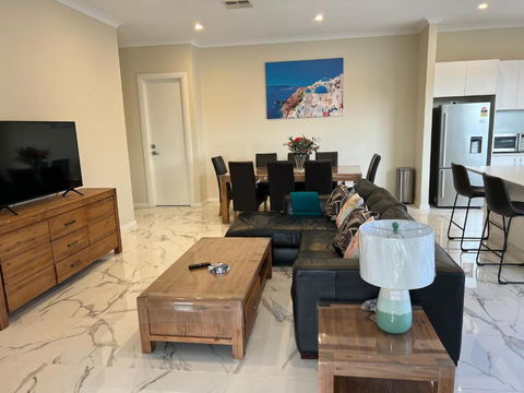 Modern House Between Airport And Sea - Kempsey Accommodation 0