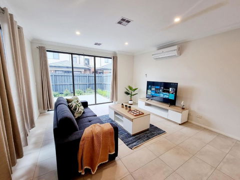 Modern Narre Warren Three Bedroom Townhouse, Close To Fountain Gate SC - Kempsey Accommodation 1