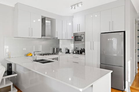 Modern Scarborough Townhouse - Kempsey Accommodation 3