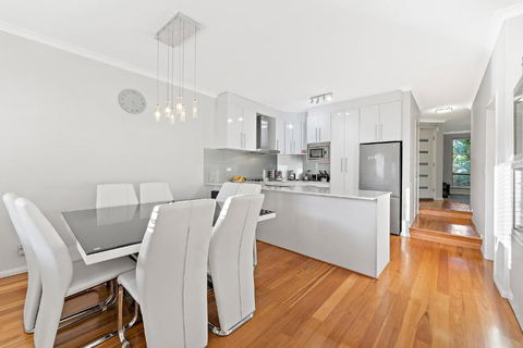 Modern Scarborough Townhouse - Kempsey Accommodation 0