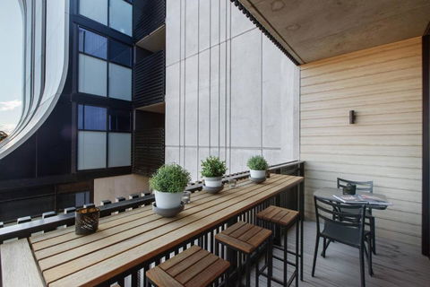 Monochrome And Matte - Sophisticated Loft Living - Kempsey Accommodation 1