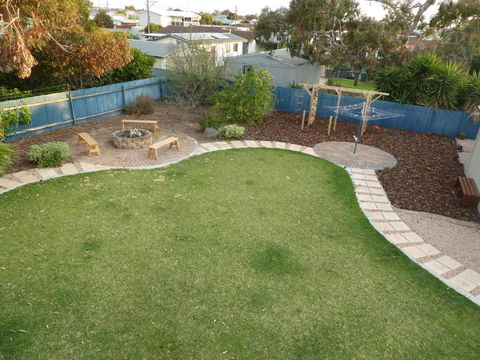 Moonta Bay Stylish Large Home 3 Min Walk From Beach And Jetty - Kempsey Accommodation 3