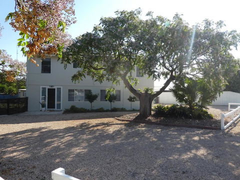 Moonta Bay Stylish Large Home 3 Min Walk From Beach And Jetty - Kempsey Accommodation 2