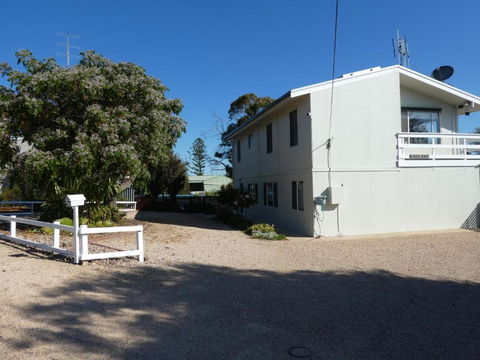 Moonta Bay Stylish Large Home 3 Min Walk From Beach And Jetty - Kempsey Accommodation 1