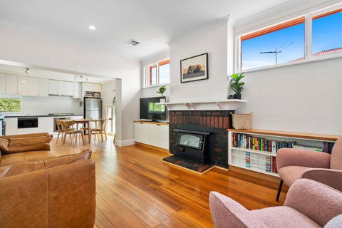 New Town Bungalow - A Leafy Family Haven - Kempsey Accommodation 0