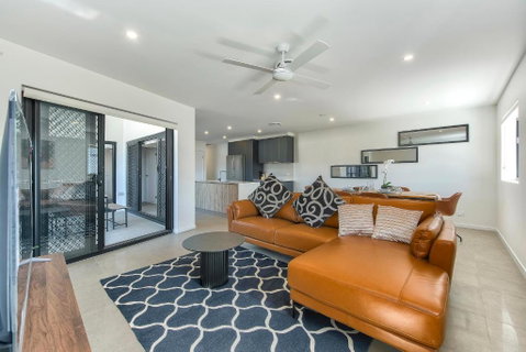 Newly Spacious Top Floor Good View Apartment - Kempsey Accommodation 0