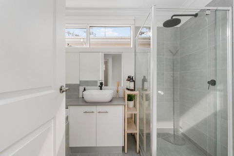 Newsom House - Stylish & Elegant Home With 4 King Beds - Kempsey Accommodation 3