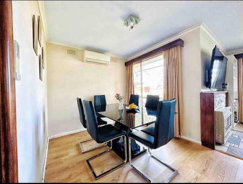 Nice 3 Bedroom House Mt Waverley - Kempsey Accommodation 2
