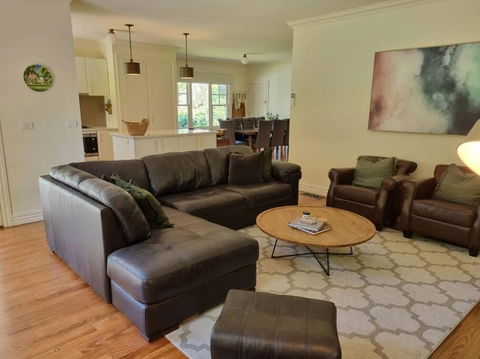 Noonan House, 5 Bedrooms. Hop & Skip To Town - Kempsey Accommodation 3