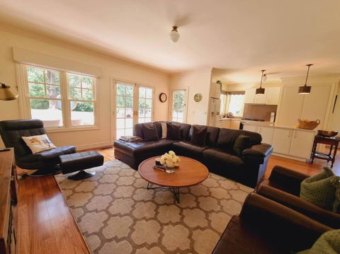 Noonan House, 5 Bedrooms. Hop & Skip To Town - Kempsey Accommodation 2