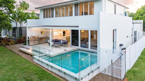 Ocean House - 4 BR With Media Room & Private Pool - 100m To Beach - Kempsey Accommodation 0